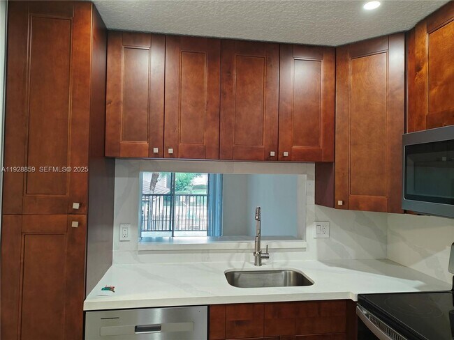 Building Photo - 8770 Royal Palm Blvd