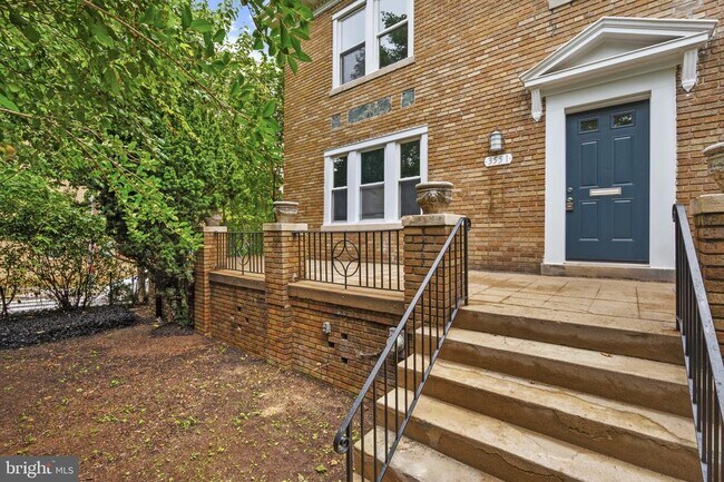 Building Photo - 3551 Hertford Pl NW