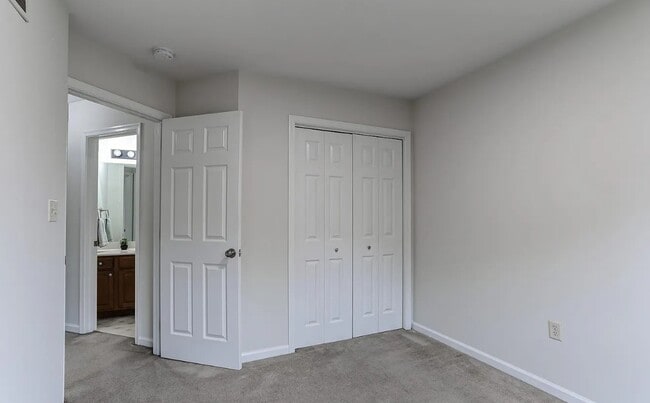 Building Photo - 352 Deerfield Dr