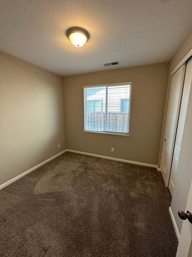 Building Photo - Beautiful 3 Bed 2 Bath House in a Great Lo...