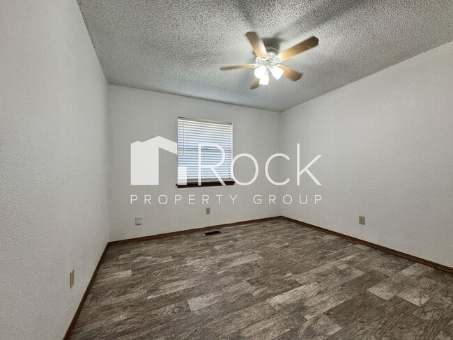 Building Photo - 3 Bedroom, 2 bath, 2 car garage home avail...