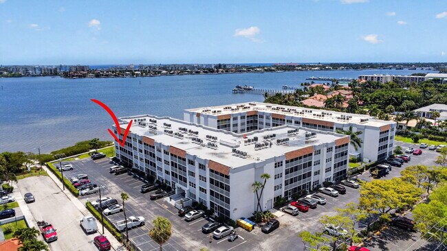 Building Photo - 1502 S Lakeside Dr