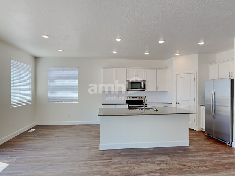 Building Photo - 2184 E Silverado Ln