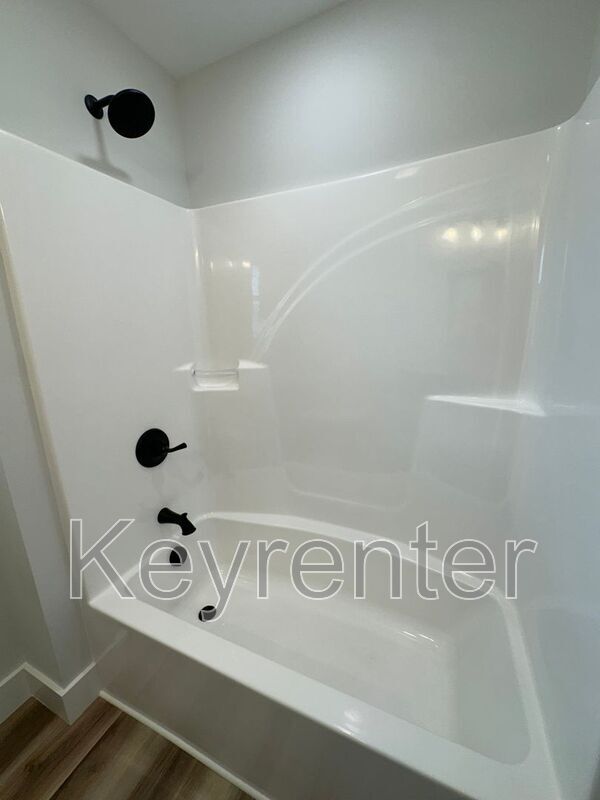 Building Photo - 210 7th St