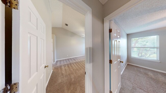 Building Photo - 3Bed/ 2Bath Home - Available Now!