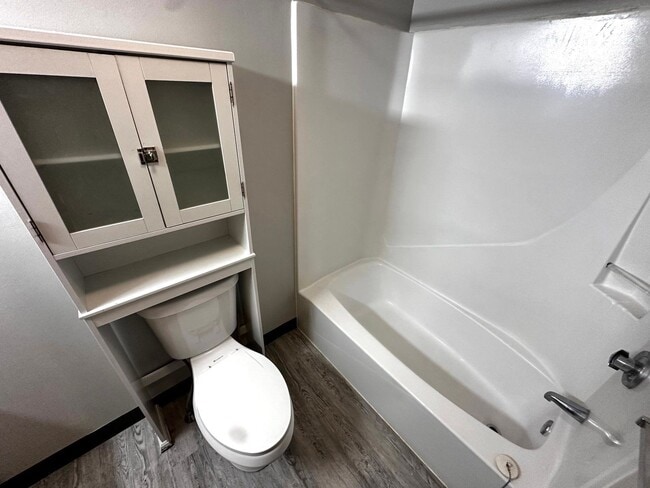 Building Photo - 10 Thompson St