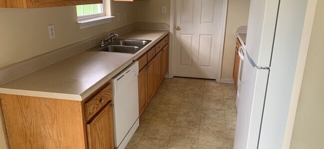 Building Photo - Stunning Country Home