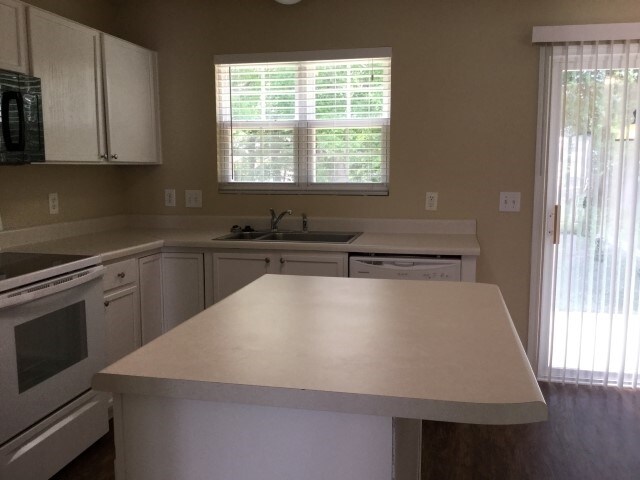 Building Photo - 2912 Hayling Dr