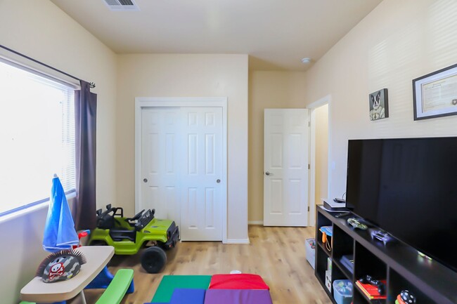 Building Photo - Pet Friendly 4 Bed 2 Bath Home!