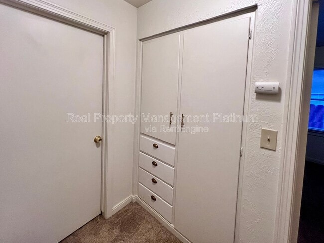 Building Photo - 1132 W Saginaw Way