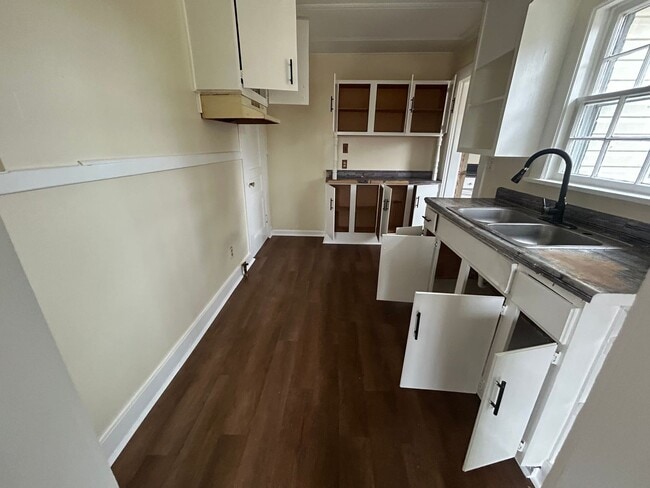 Building Photo - 4 bedroom and 1.5 bathroom