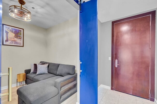 Building Photo - Fully Furnished 2 Bedroom 2 Bath High Rise with Strip Views