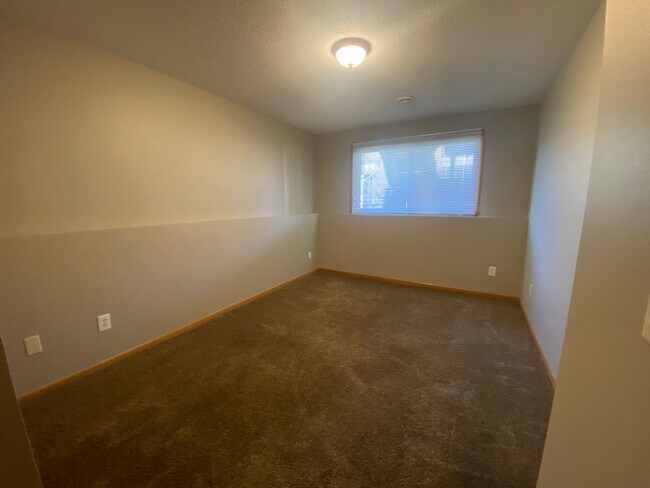 Building Photo - 3 Bedroom Townhome in South Fargo!!