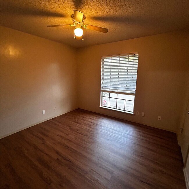 Building Photo - 7204 Creekside Dr