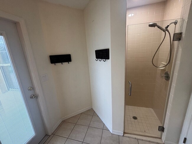 Building Photo - 3/3 Newly renovated on 3+ acres