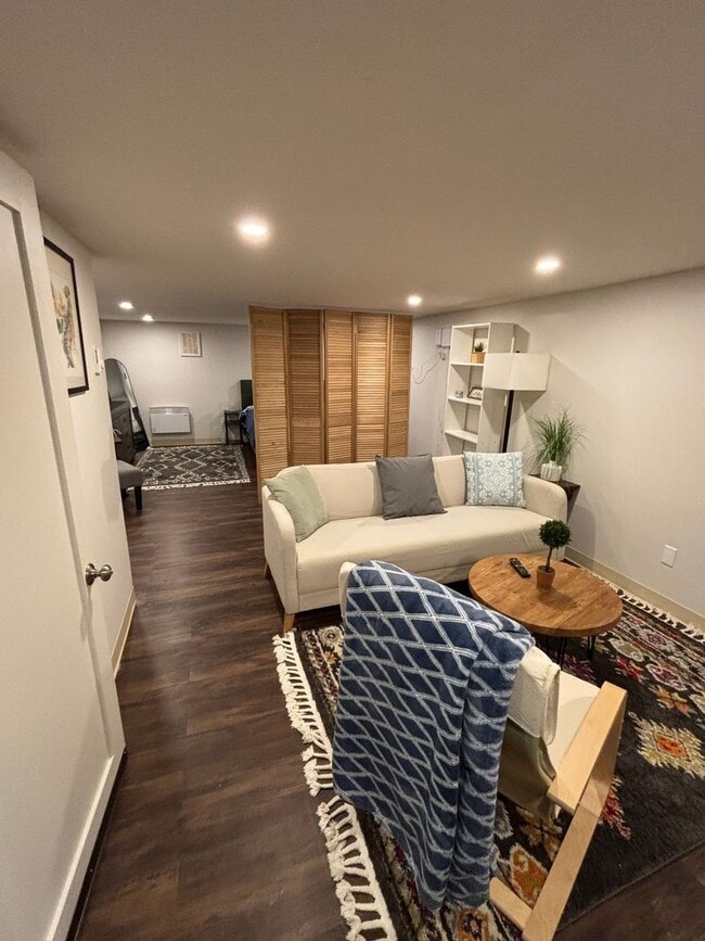 Building Photo - Spacious Ground Floor Unit