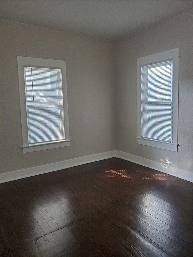 Building Photo - Spacious 3 Bed, 1 Bath Near Historic Fairmount- 76104