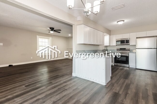 Building Photo - 1501 Shady Ln