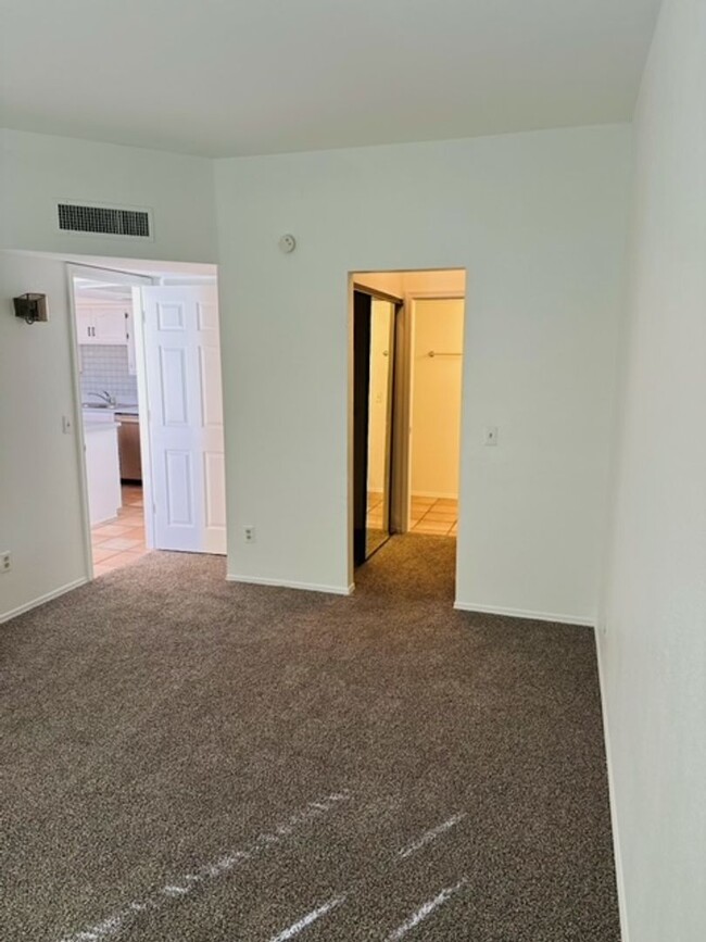 Building Photo - Spacious Remodeled 2 Bed/2Bath Condo!