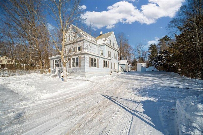 Building Photo - 108 Pine St