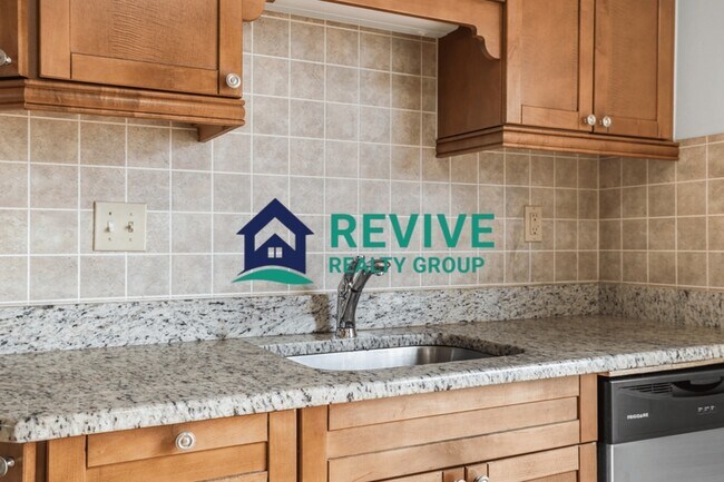 Building Photo - 9725 Fox Ave