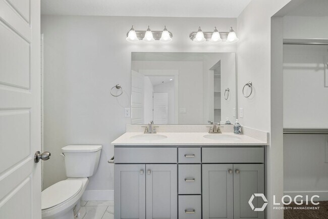 Building Photo - Beautiful Townhome in Amazing Location.