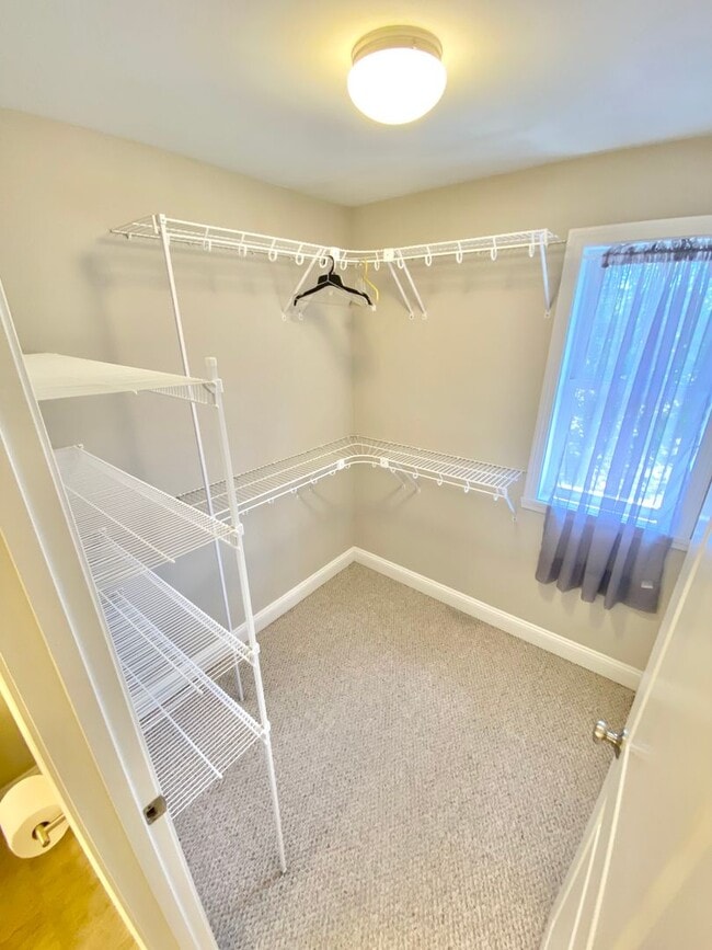 Building Photo - 2 Bedroom Home in Williston VT Available 9...