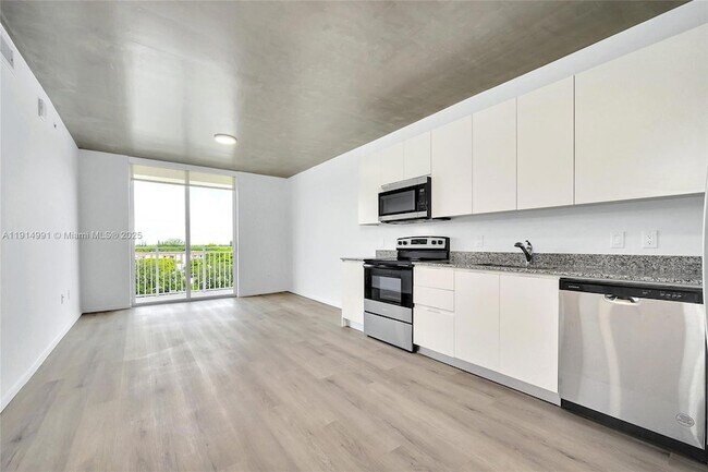 Building Photo - 475 NE 125th St