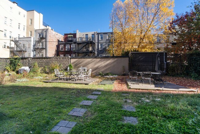 Building Photo - 813 Park Ave