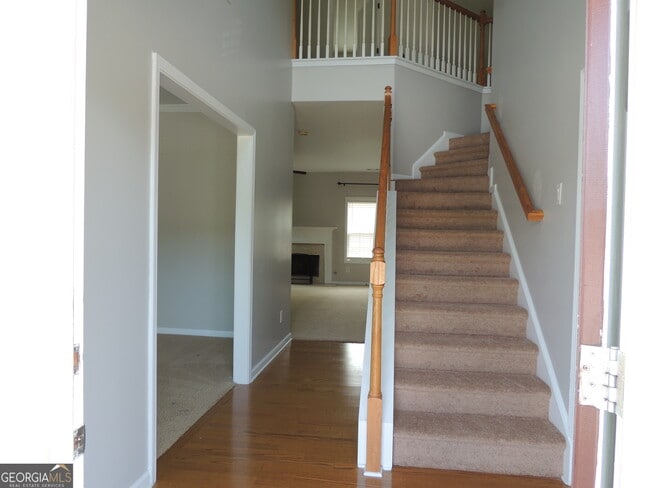 Building Photo - 450 MacLand Dr