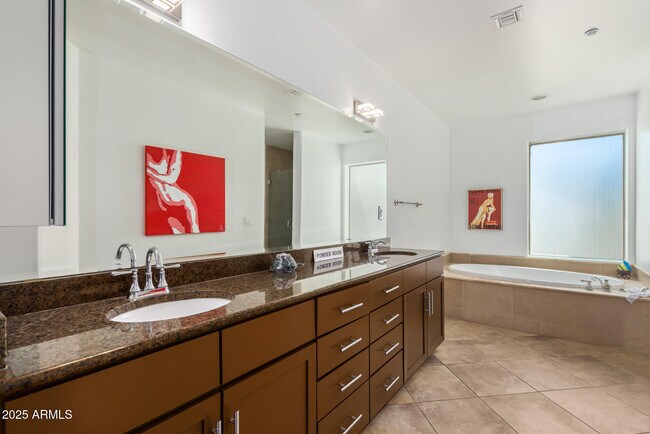 Building Photo - 945 E Playa Del Norte Dr