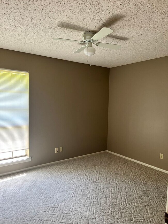 Building Photo - 1105 E 23rd St