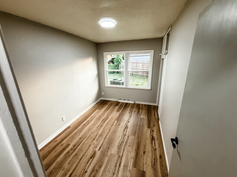 Building Photo - 903 38th St SE