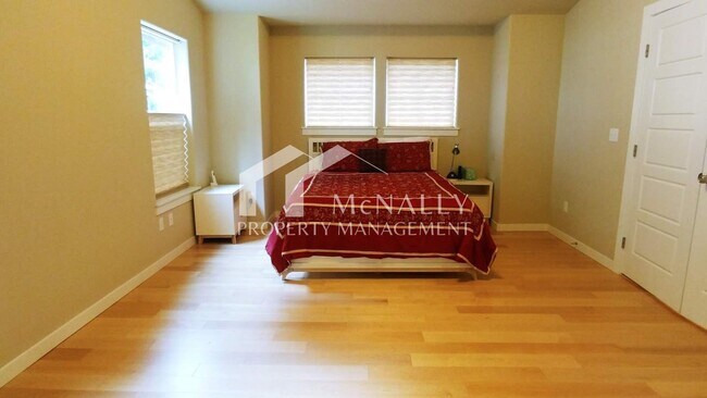 Building Photo - Beautiful Furnished Home in University Place