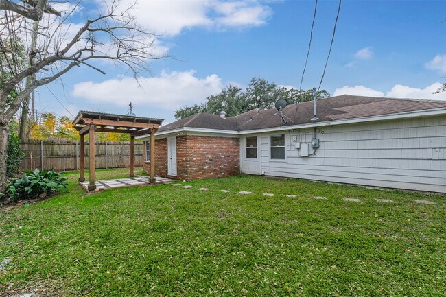 Building Photo - 2601 Briarhurst Dr