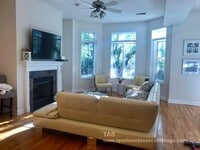 Building Photo - 2049 N Sheffield Ave