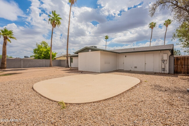 Building Photo - 3422 E Altadena Ave