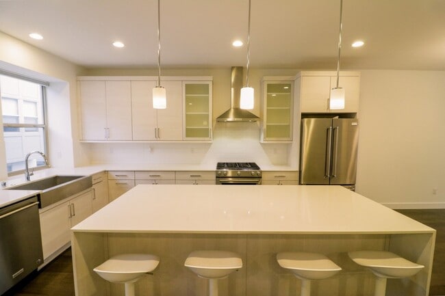 Building Photo - 4bd/3ba Newcastle House
