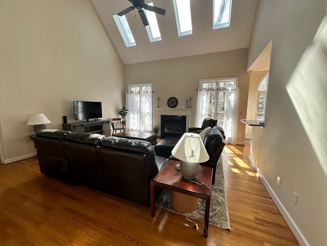 Building Photo - Stunning 5 bedroom 3 bath Carrboro Home with Fenced Yard and Hot Tub!