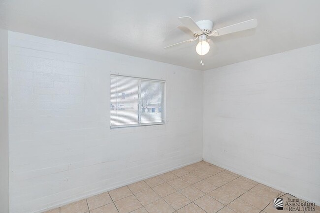 Building Photo - 276 S 17th Ave