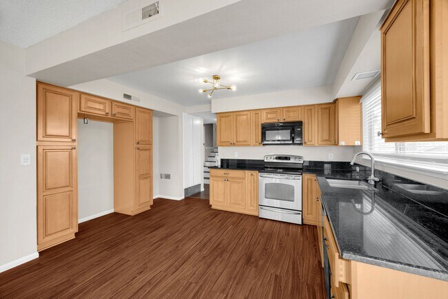 Building Photo - Tri Level 4 bedroom plus Family Room in Yorba Linda