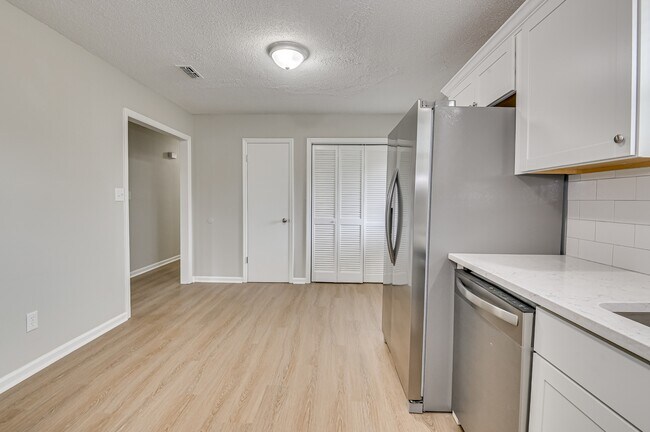 Building Photo - 208 Foxdale Dr