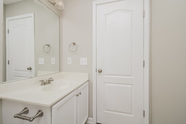 Building Photo - 1012 7 Oaks Blvd