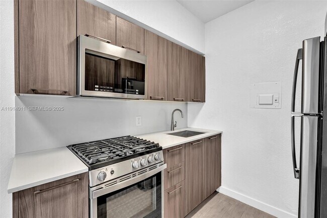 Building Photo - 9200 E Bay Harbor Dr