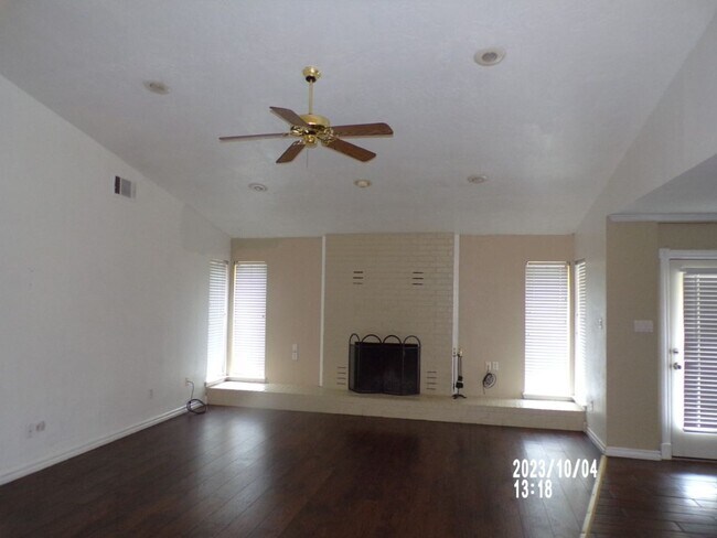 Building Photo - Large bedrooms, located on West side of town