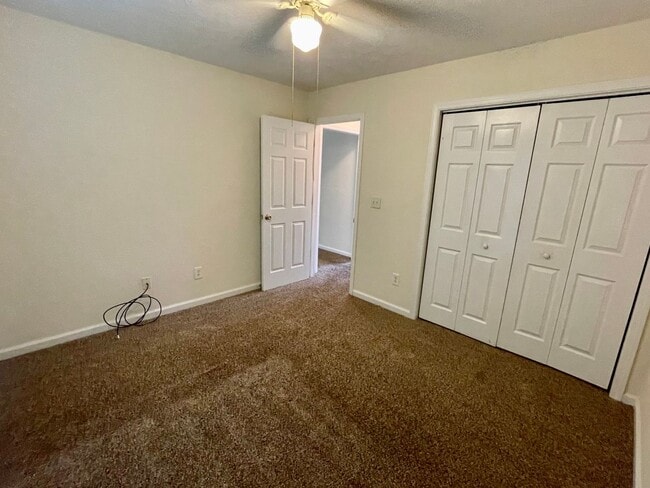 Building Photo - 4 Bedrooms in Eastern Oaks