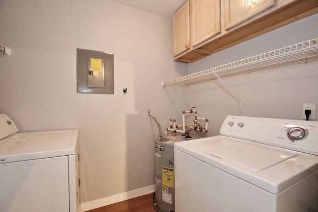 Building Photo - Charming 2/2 Spacious Condo with a Screened Balcony in the Highly Desired Dr. Phillips Area - Orl...