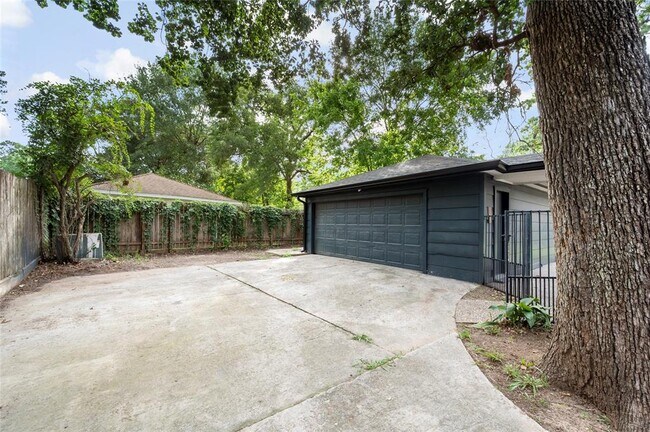 Building Photo - 16911 Summit Oaks Ln