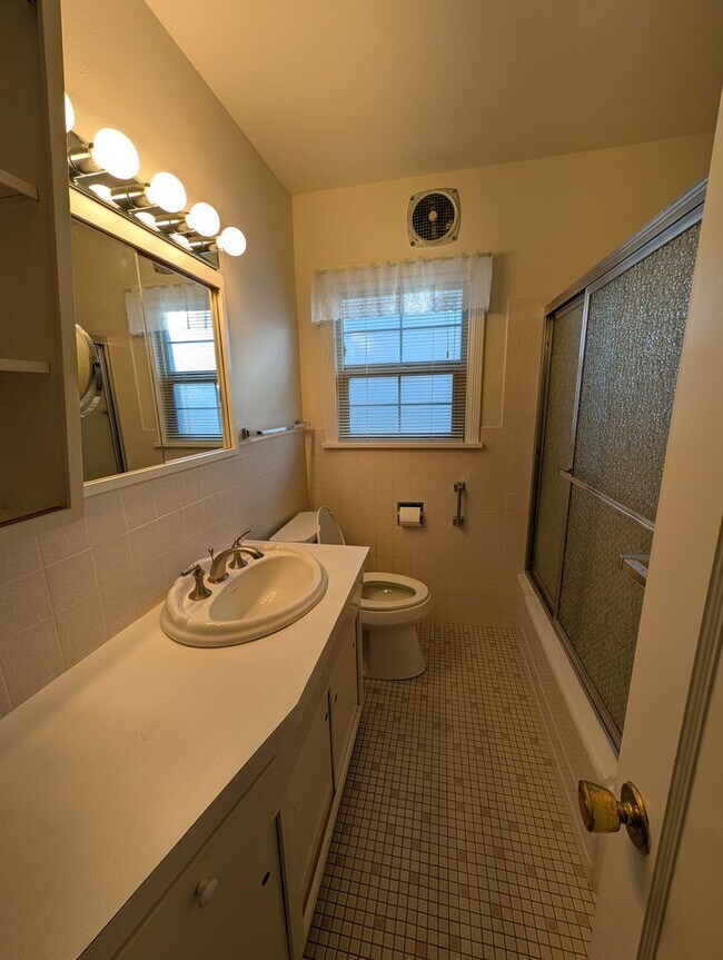 Building Photo - 1114 Skagit St