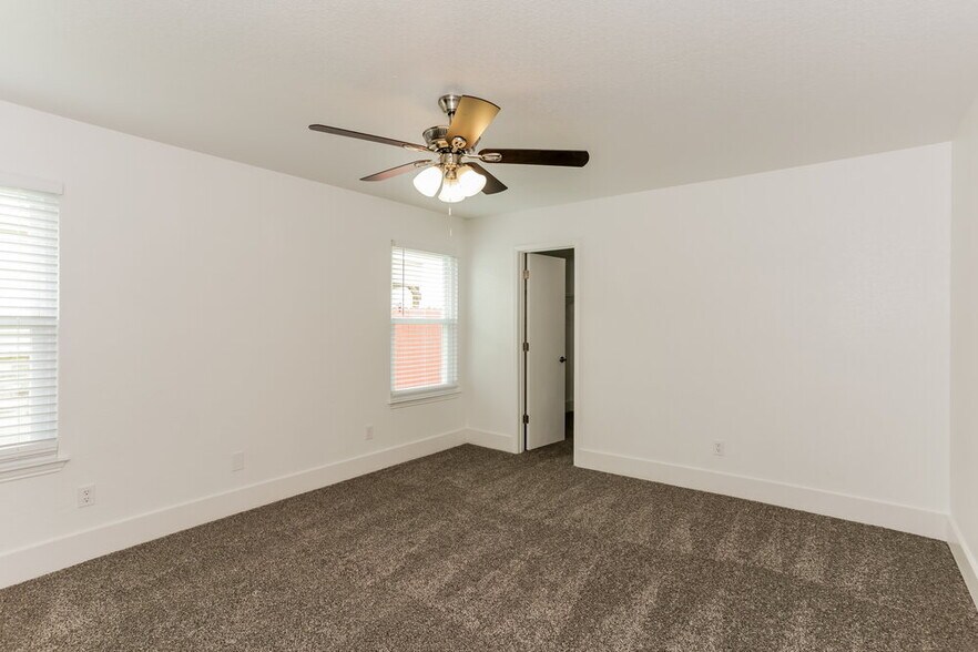 Building Photo - 1725 Vineridge Ln
